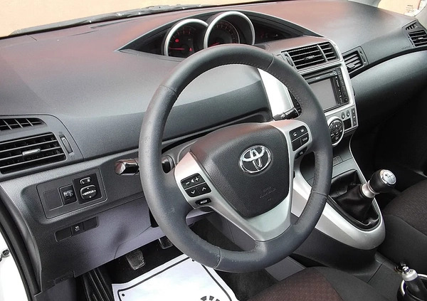 Toyota Verso cena 28900 przebieg: 235000, rok produkcji 2011 z Karczew małe 436